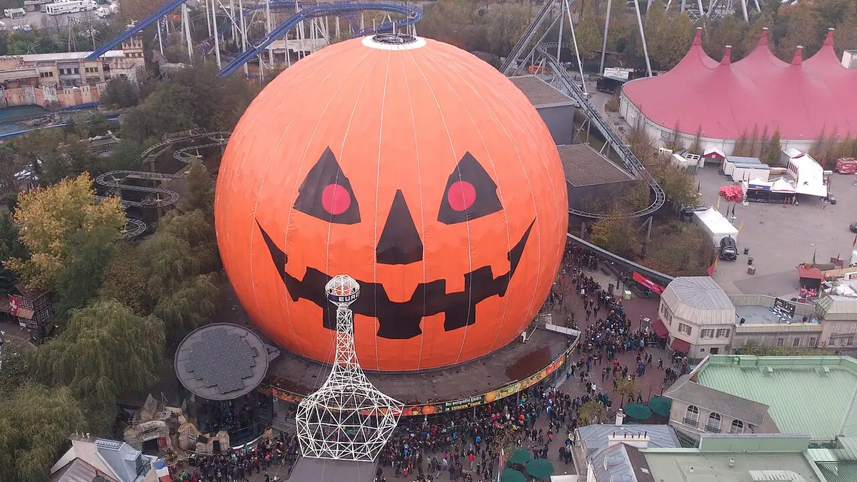 La sphère de l'Eurosat décorée en citrouille géante à Europa-Park en 2013