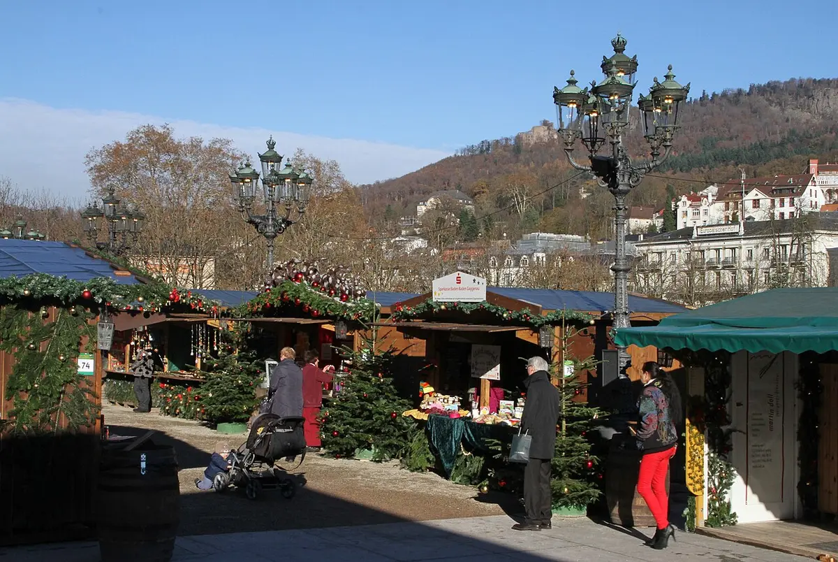 Chalets du marché de Noël devant le Kurhaus de Baden-Baden