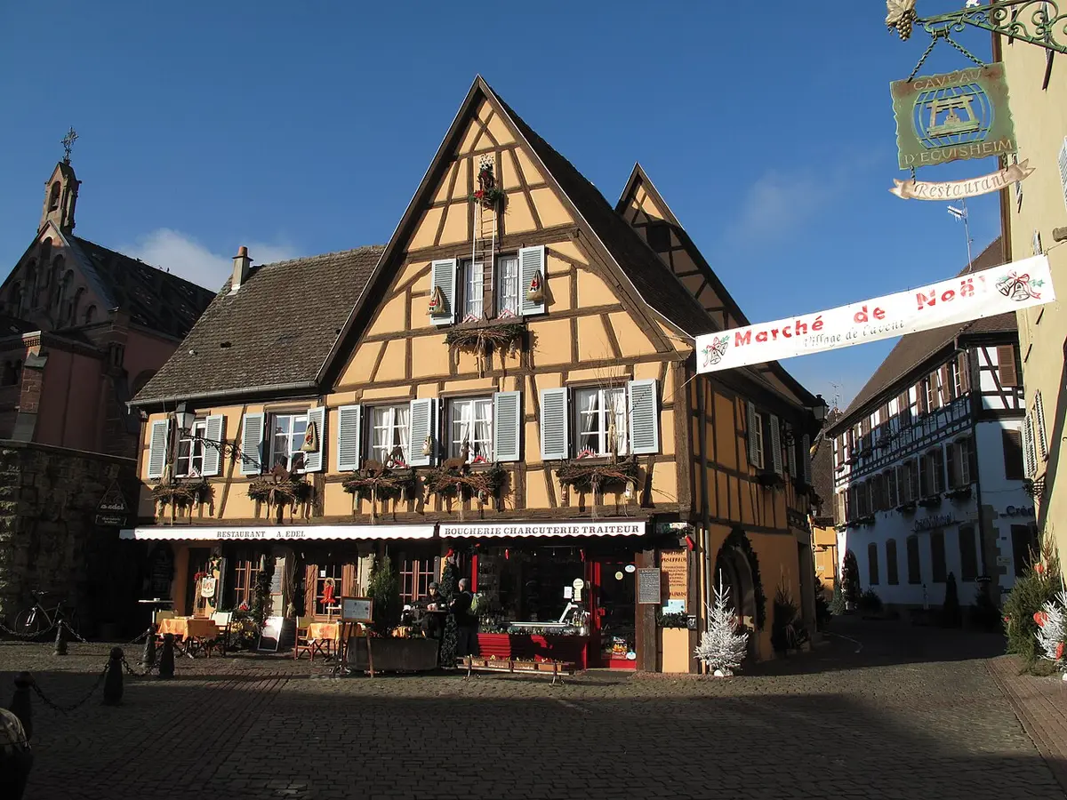 Ruelle décorée d'Eguisheim pendant le marché de Noël