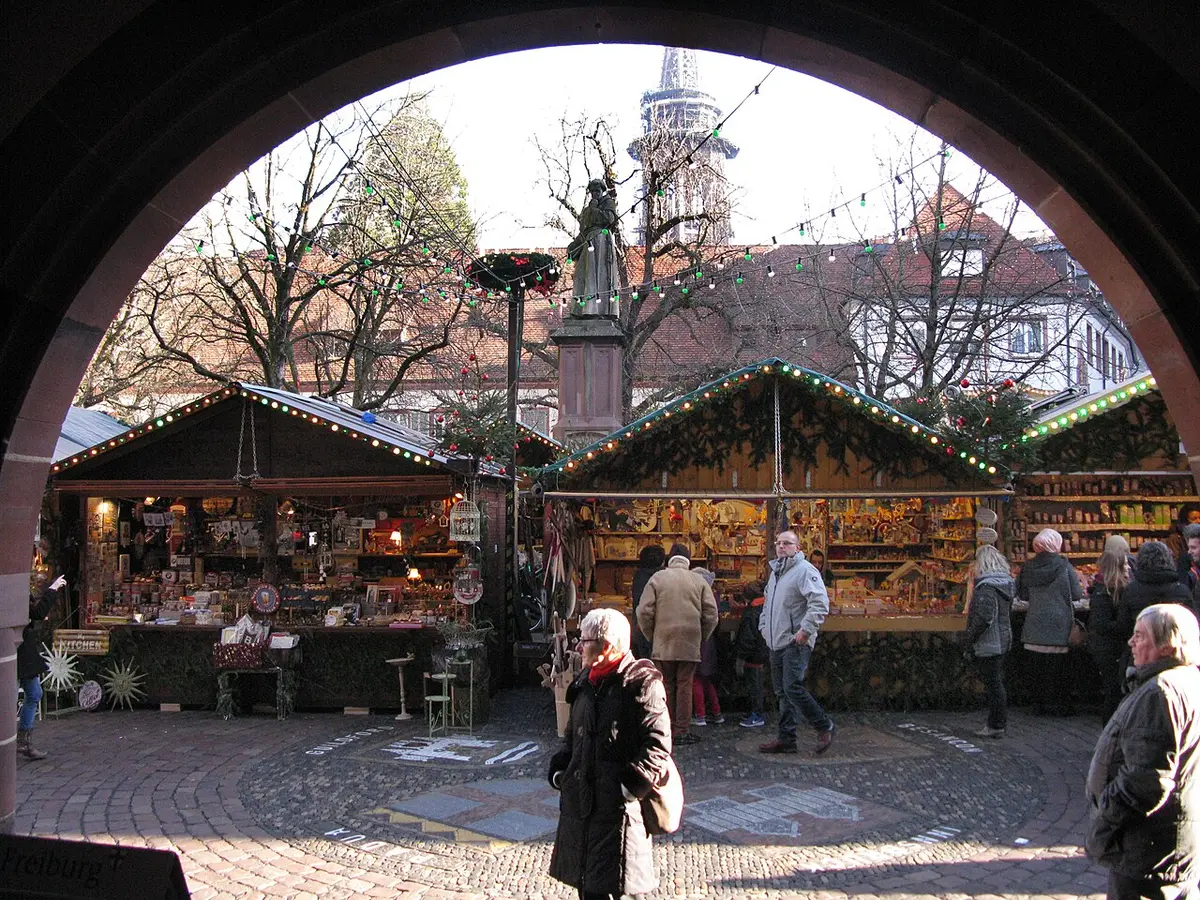 Marché de Noël sur la Rathausplatz de Fribourg-en-Brisgau