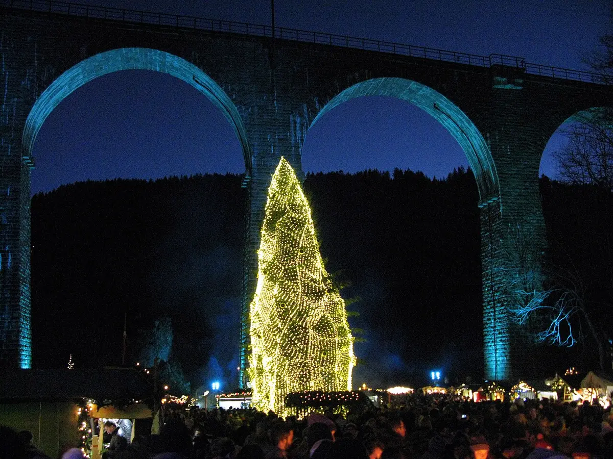 Viaduc de la Ravennaschlucht illuminé au-dessus du marché de Noël
