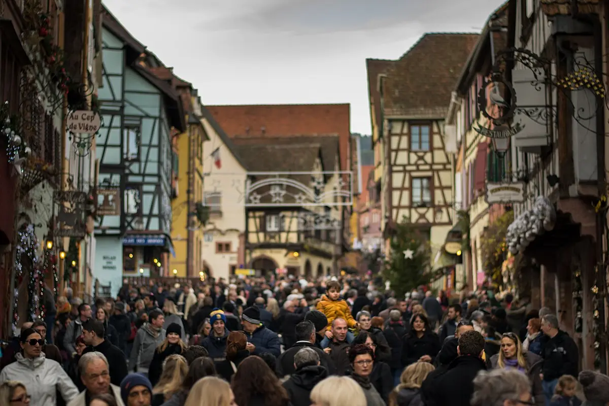Foule dans la rue principale de Riquewihr pendant le marché de Noël