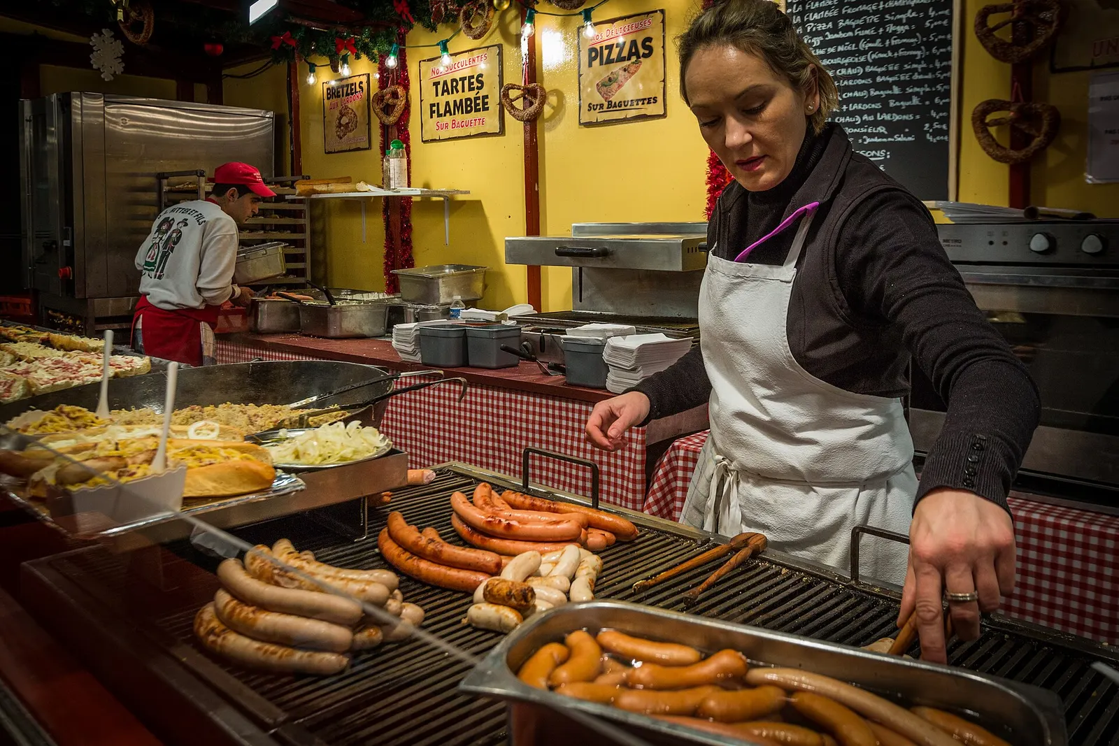 Stand de tartes flambées et de saucisses grillées sur le marché de Noël de Strasbourg