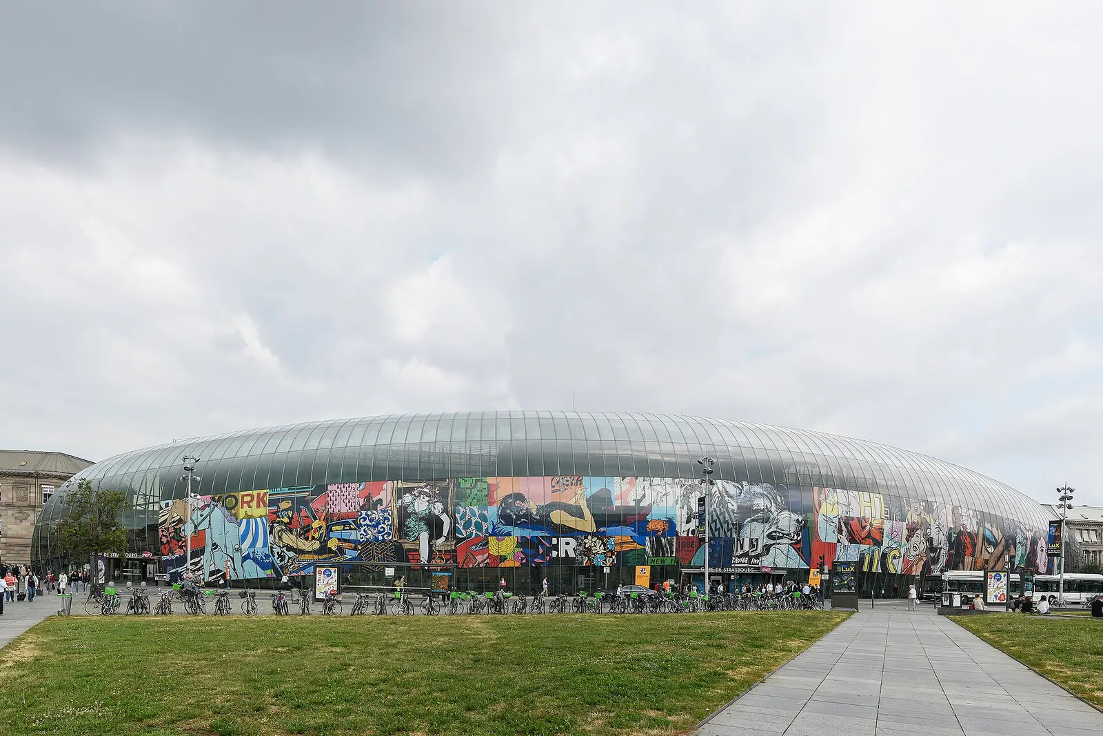 La verrière de la gare de Strasbourg, devant la place de la Gare
