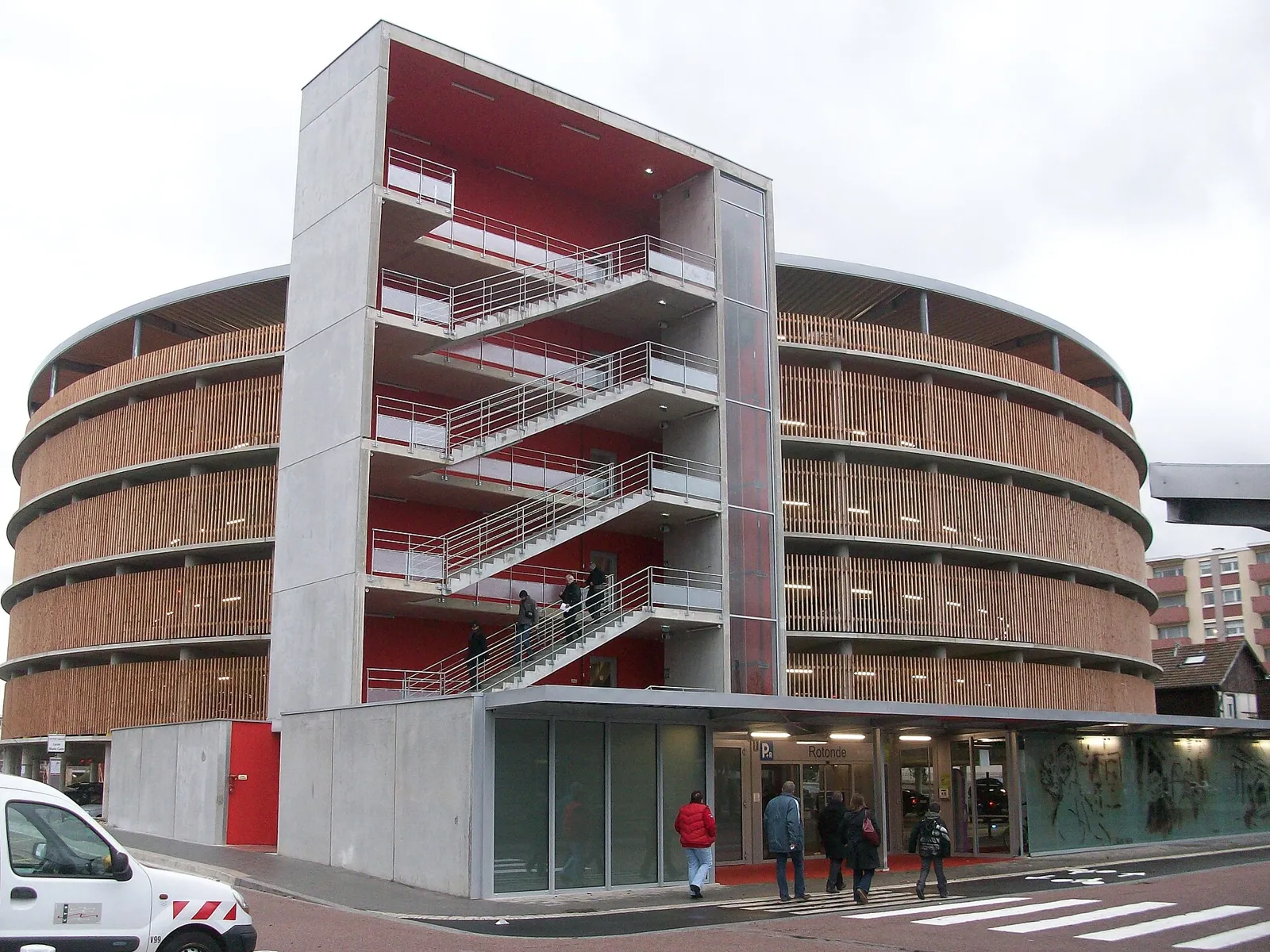 Le parking relais en silo de la station Rotonde, desservie par les trams A et D