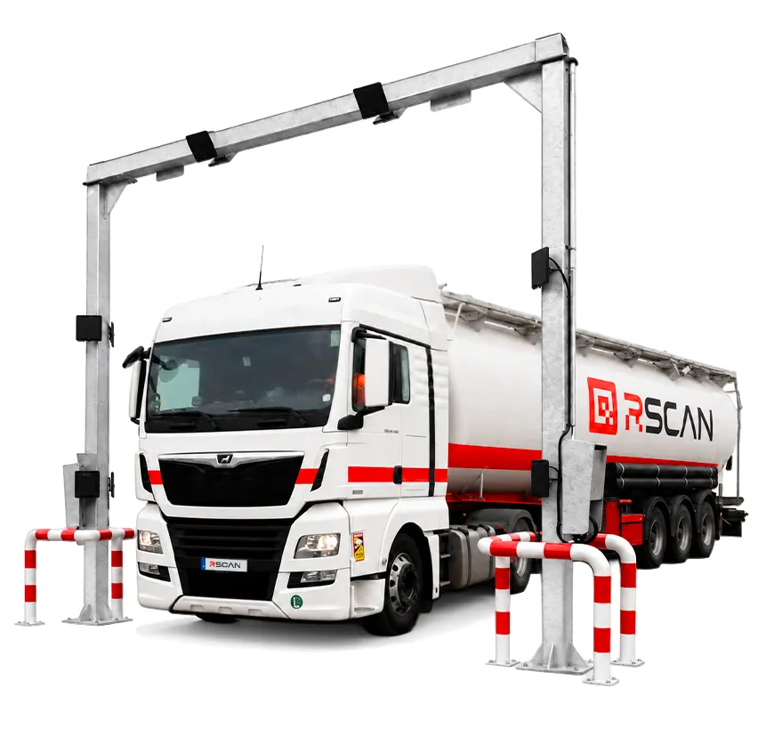 Portique RFID camion RSCAN, avec antennes sur le cadre, au-dessus d'un camion-citerne