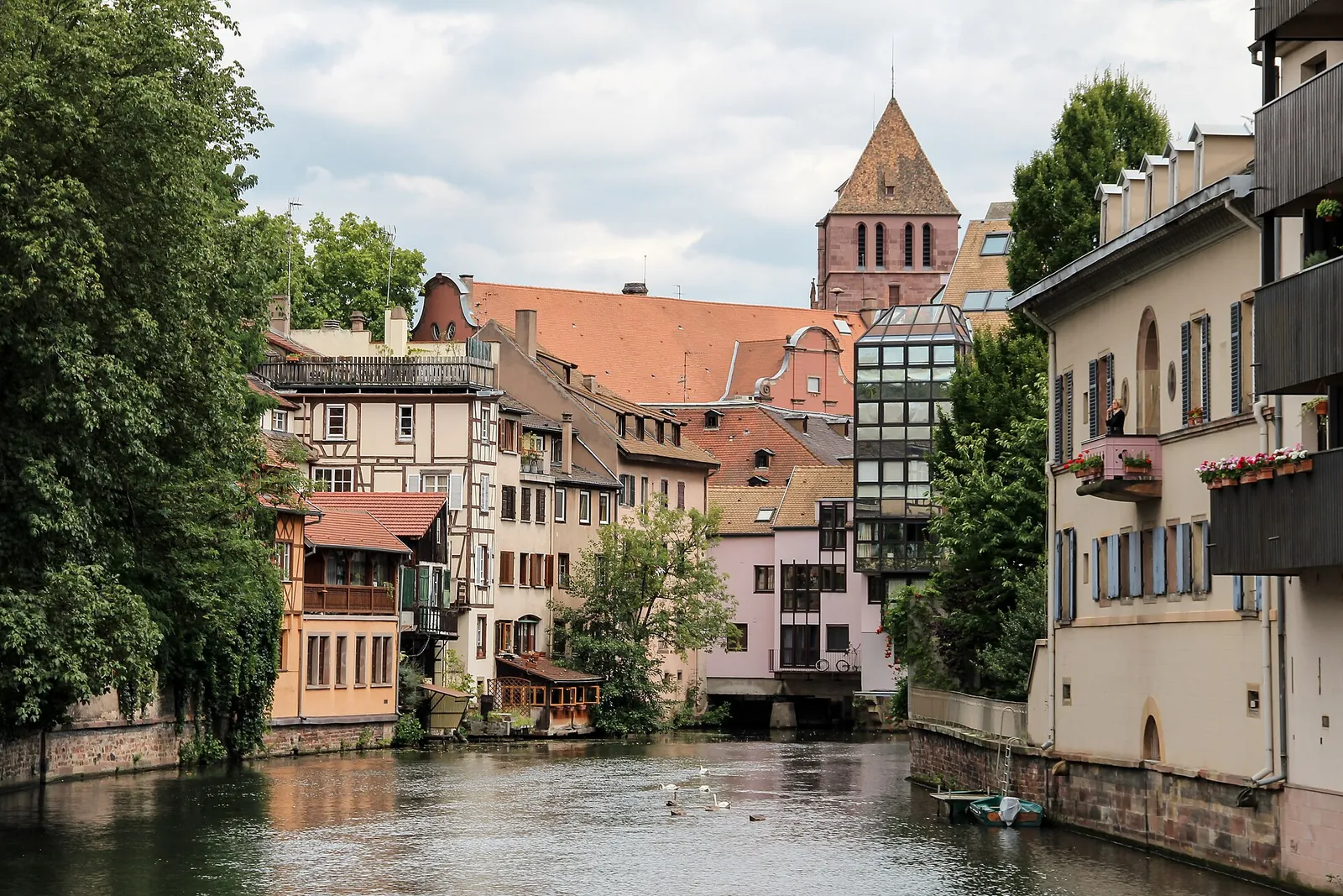 La Petite France au bord de l'Ill, avec le clocher de Saint-Thomas