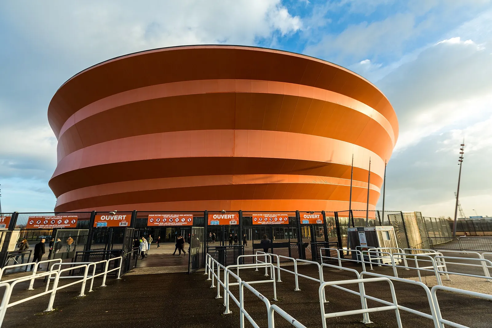 L'entrée du public sous la coque du Zénith